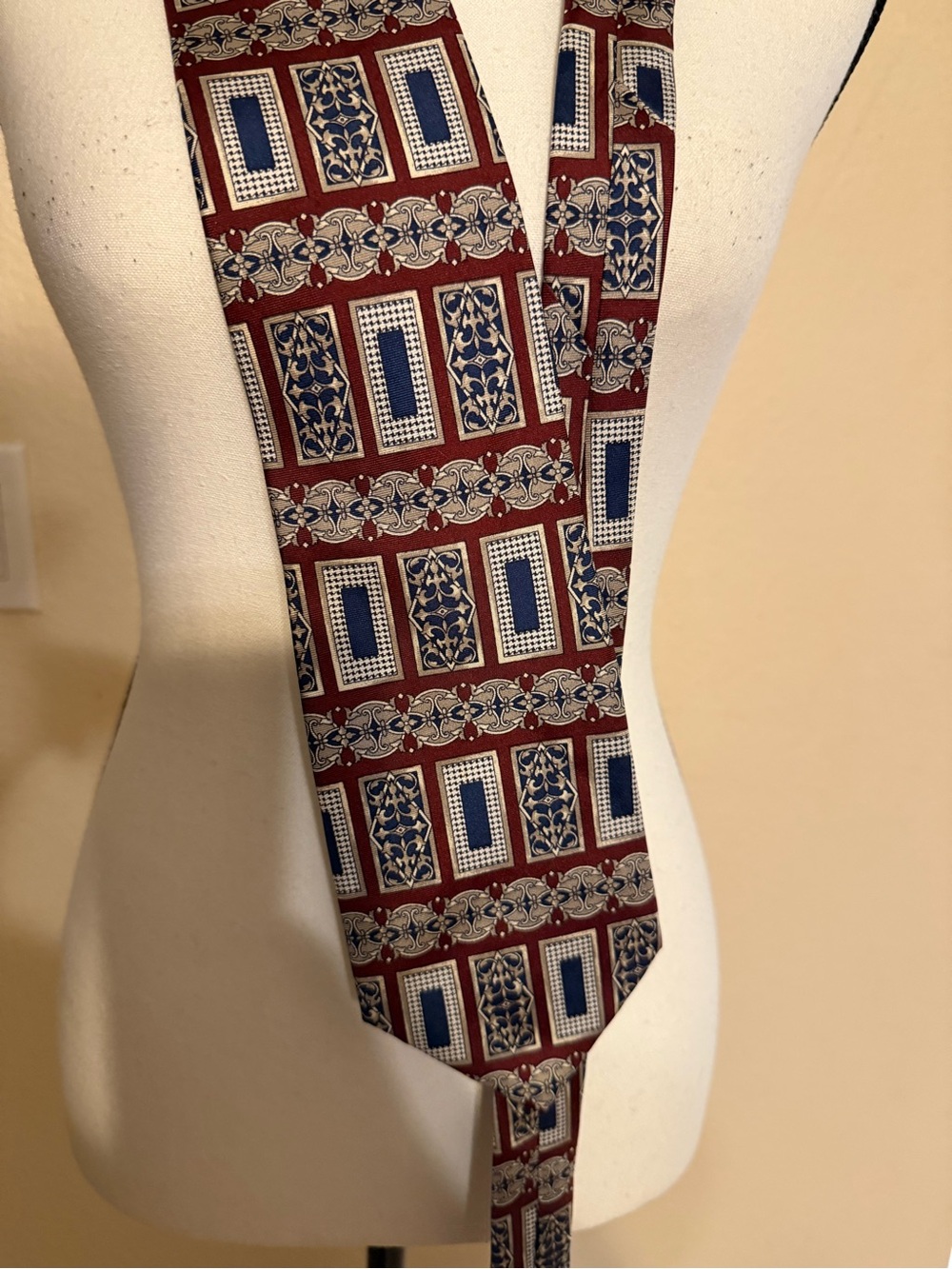 100% Silk Metropolitan Museum of Art Red Blue Tie Made in Canada